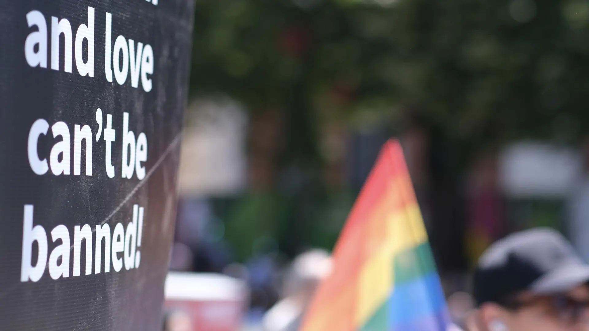 Bruselas urge a los países a prohibir las terapias de conversión LGTBI: «No hay nada que curar»