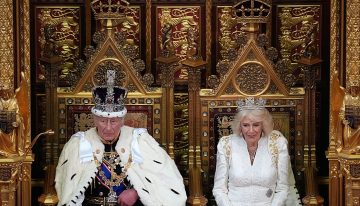 Carlos III reivindica la continuidad del Estado mientras Starmer afronta la mayor crisis de su mandato