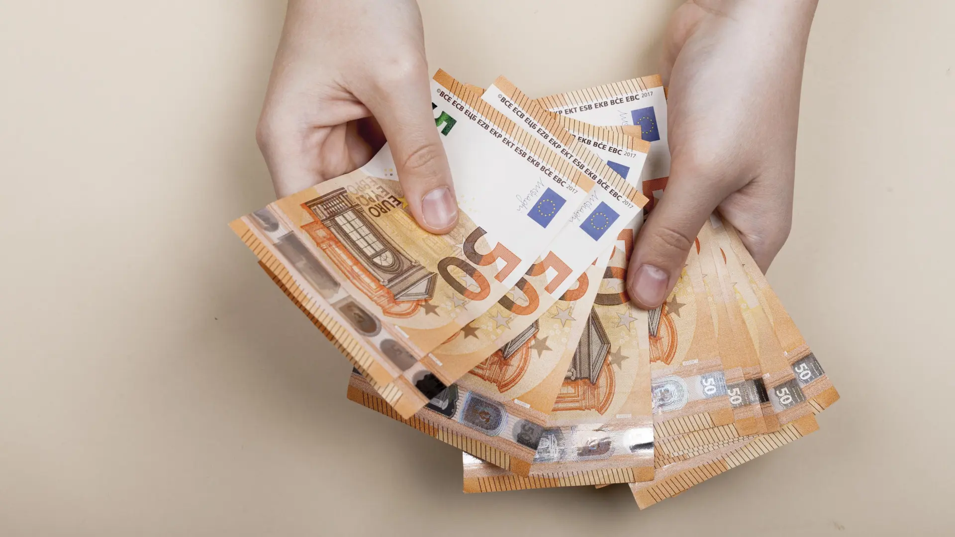 El Banco de España recomienda llevar «entre 70 o 100 euros en efectivo» y el economista Niño Becerra reacciona: «Un poco inquietante»
