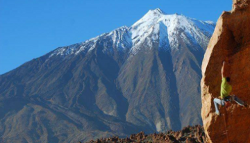 Al menos tres muertos y varios desaparecidos en Indonesia tras la erupción del volcán Dukono