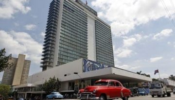 Trump asegura que Cuba «está pidiendo ayuda» y dice que negociará con el régimen