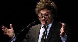 Miles de argentinos salen a las calles para protestar contra los recortes de Milei a las universidades