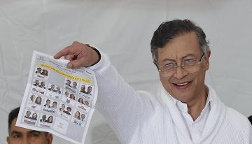 Petro desata la polémica mostrando su voto a Iván Cepeda durante la jornada electoral