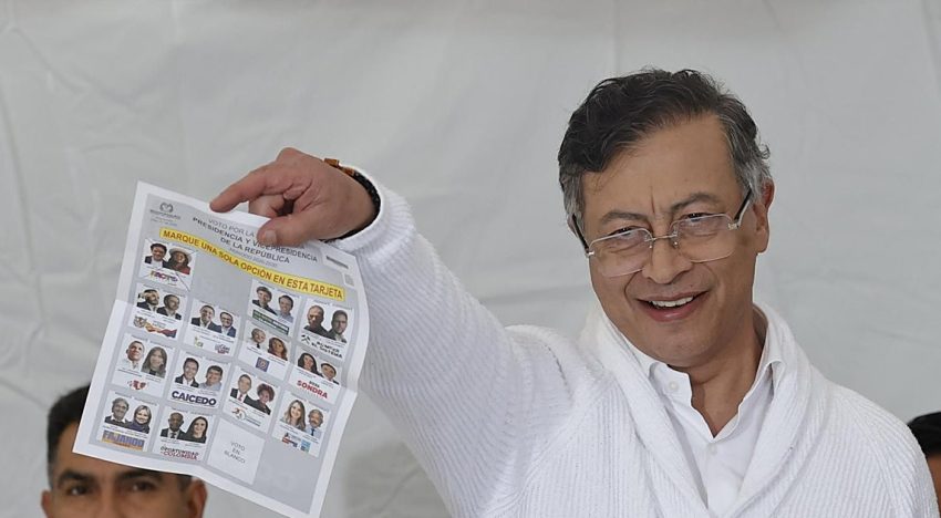 Petro desata la polémica mostrando su voto a Iván Cepeda durante la jornada electoral