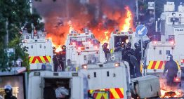 La Policía despliega cañones de agua en la segunda noche de disturbios en Belfast