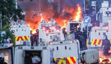 La Policía despliega cañones de agua en la segunda noche de disturbios en Belfast