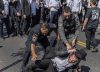 La Policía israelí carga contra los judíos ultraortodoxos que bloquean carreteras para protestar contra su reclutamiento