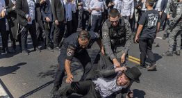 La Policía israelí carga contra los judíos ultraortodoxos que bloquean carreteras para protestar contra su reclutamiento