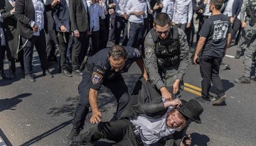 La Policía israelí carga contra los judíos ultraortodoxos que bloquean carreteras para protestar contra su reclutamiento