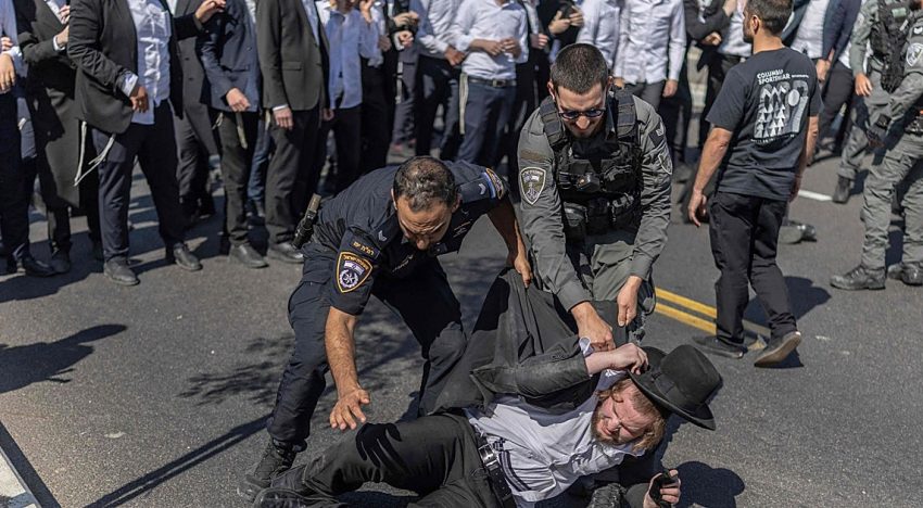 La Policía israelí carga contra los judíos ultraortodoxos que bloquean carreteras para protestar contra su reclutamiento