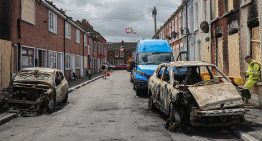 Tensión en Belfast: «Esto parece una zona de guerra, pero aquí vive gente normal»