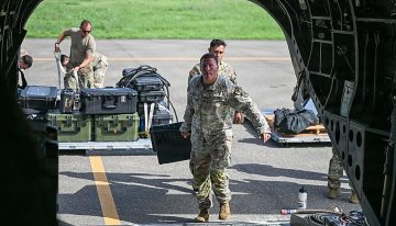 Estados Unidos despliega ya su músculo militar y financiero para auxiliar a Venezuela