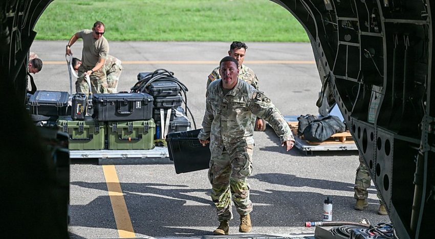 Estados Unidos despliega ya su músculo militar y financiero para auxiliar a Venezuela