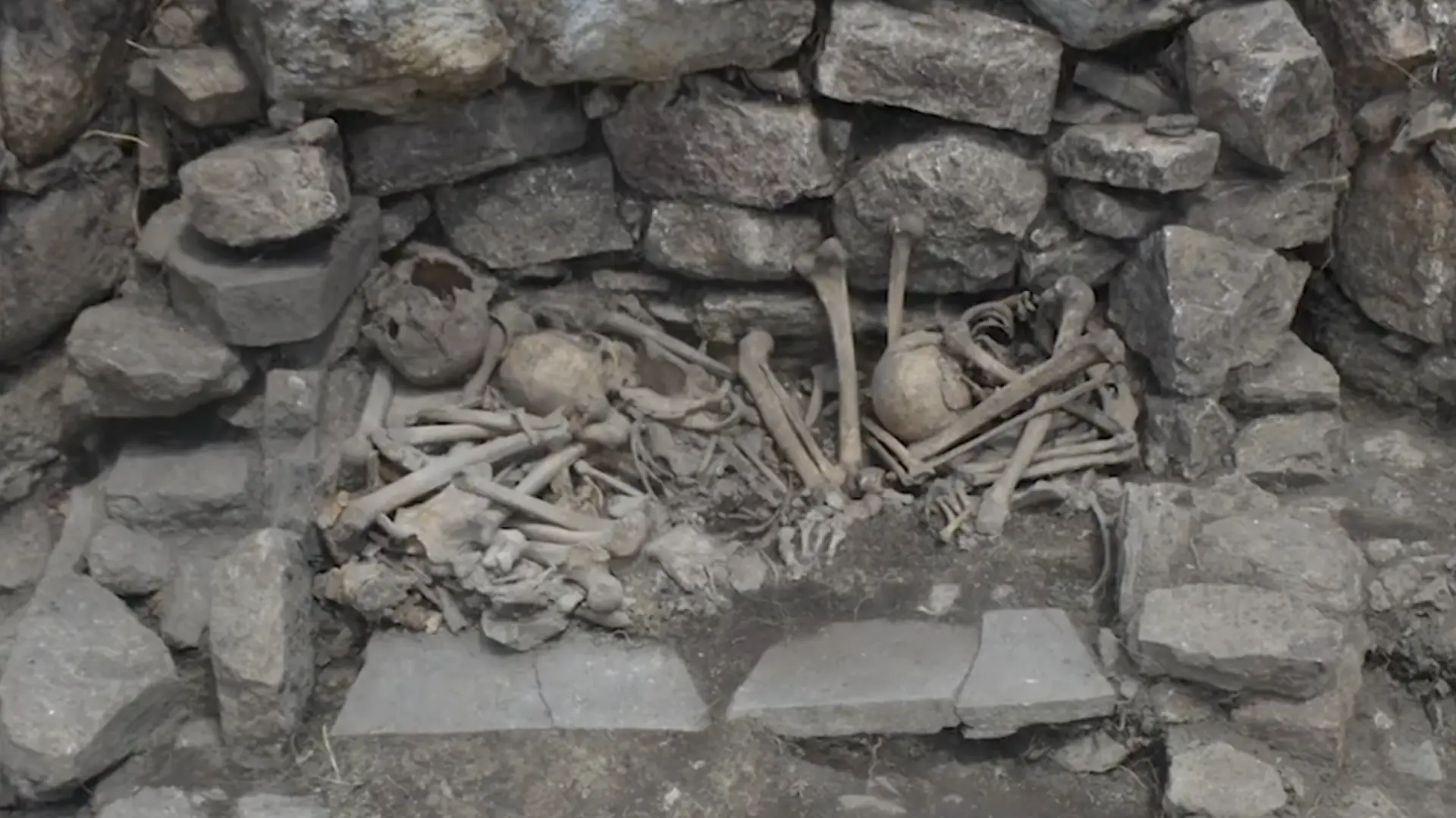Descubren restos óseos en una fortaleza preincaica del norte de Perú que revelan prácticas funerarias