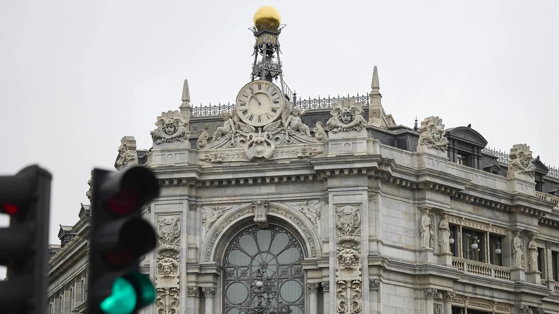 La banca afronta la llegada de la IA con prejubilaciones, la búsqueda de perfiles más tecnológicos y una media de edad de 45 años