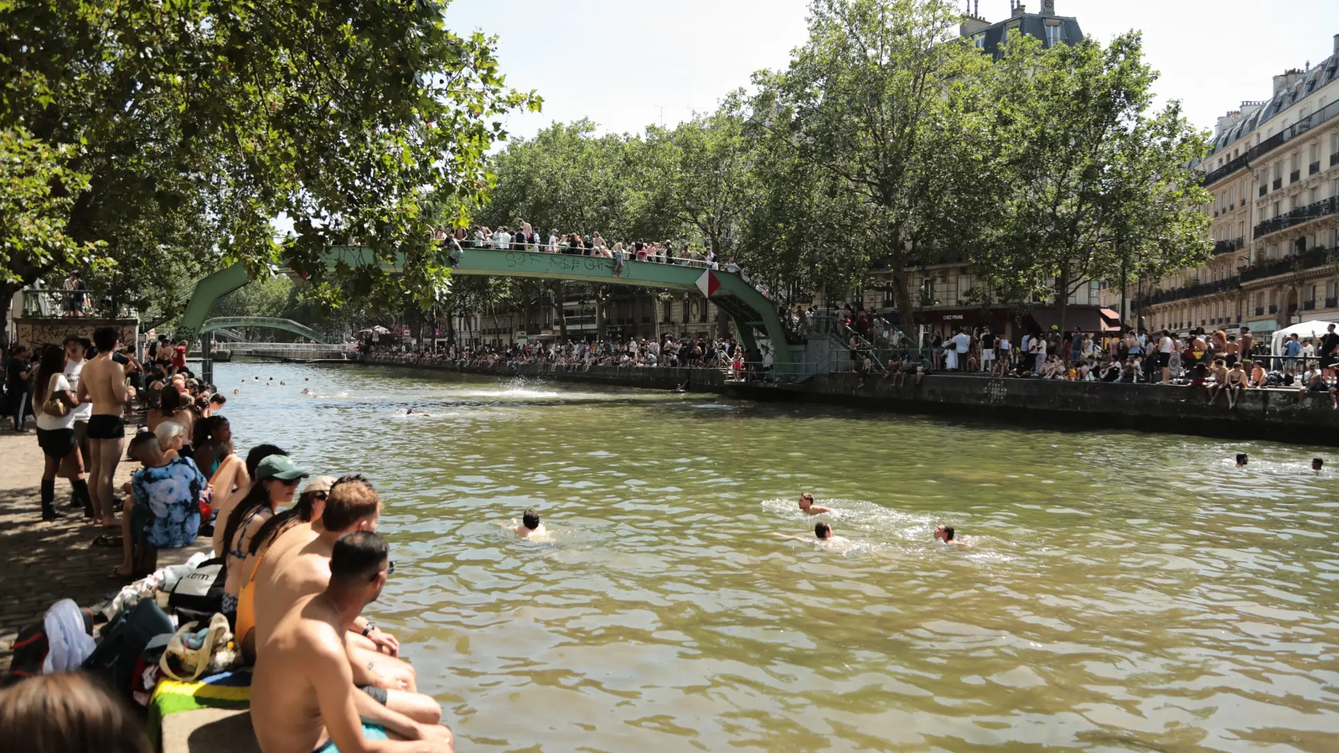 La ola de calor sofoca Europa: Reino Unido cierra colegios, Francia alcanza los 44ºC y las muertes por ahogamiento se disparan