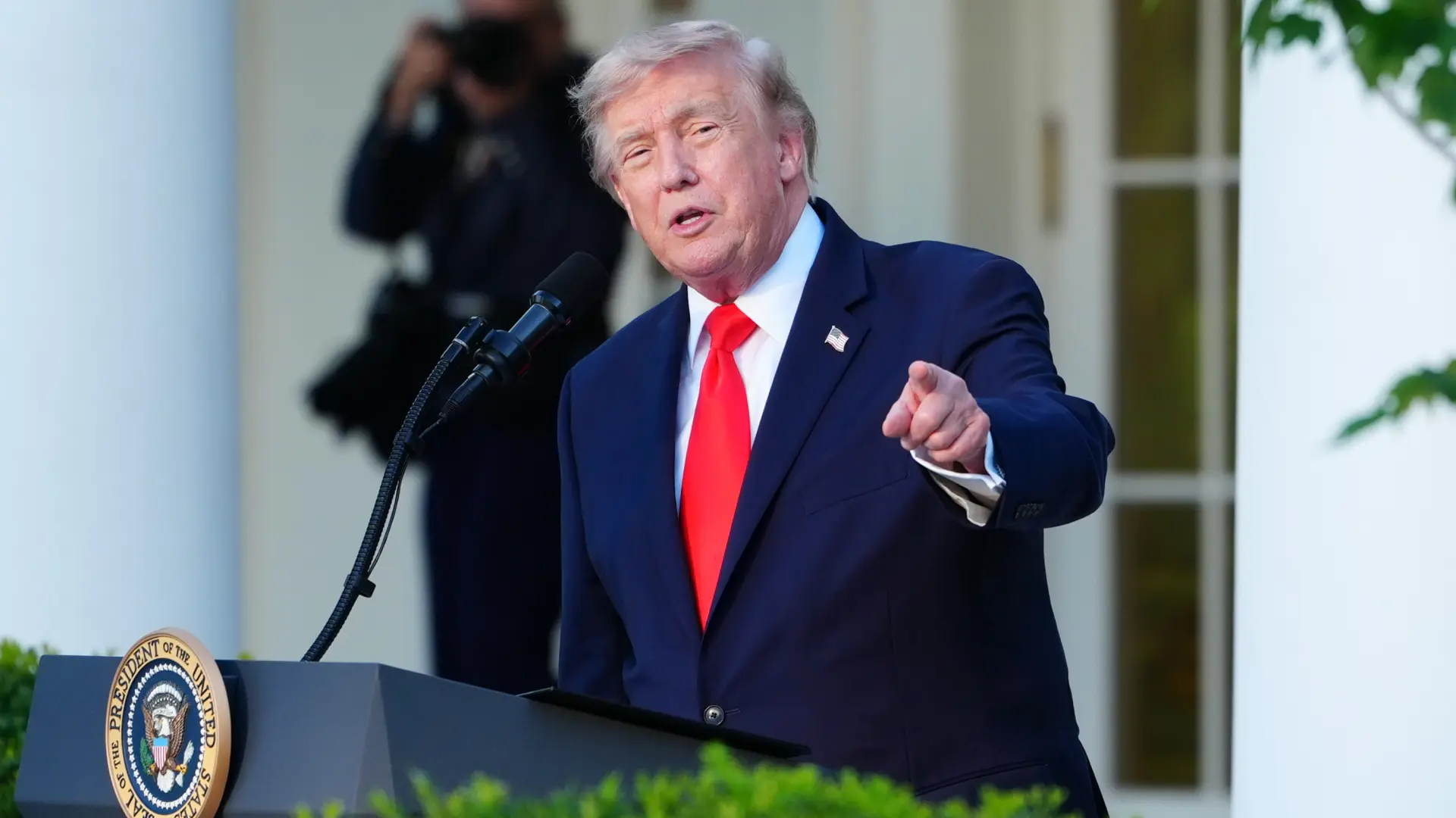 Trump insiste en que habrá una nueva reunión con Irán este martes en Catar tras los últimos ataques cruzados y Teherán lo niega