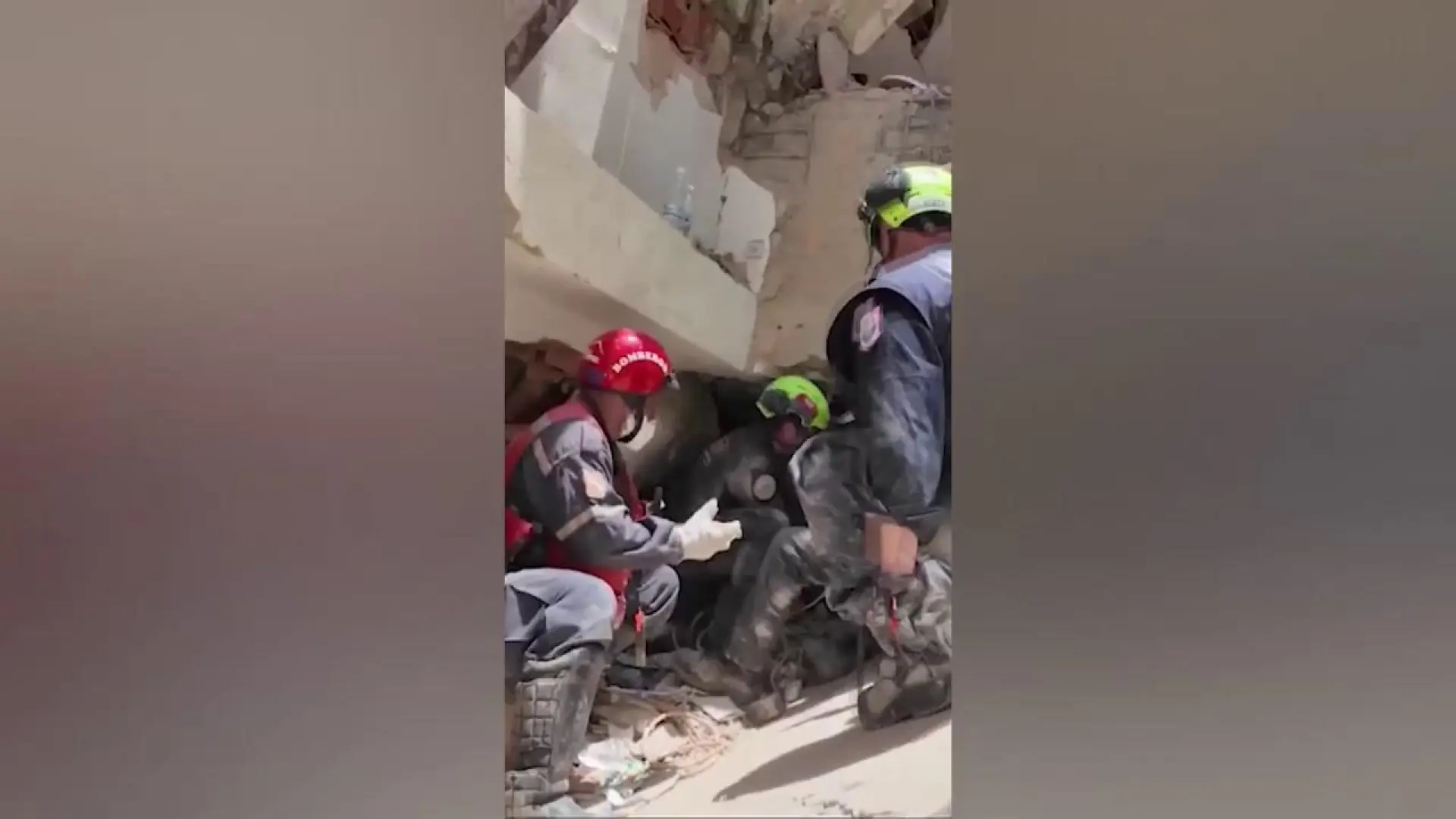 Rayos de esperanza en medio de la tragedia de Venezuela: un bebé y un niño de 11 años son rescatados tras tres días bajo escombros