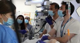El plante de los médicos a hacer horas extra obliga a anular endoscopias en los hospitales de Catalunya