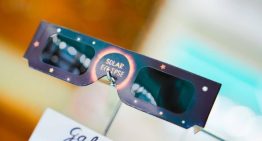 Todo lo que tienes que saber para proteger tus ojos del eclipse solar: «Si no tienes gafas certificadas, no mires al cielo; mira al suelo»