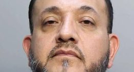 Un exluchador de MMA inmoviliza a un hombre que intentaba abrir la puerta de un avión en pleno vuelo