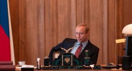Cuatro tiros para el caricaturista de Putin, exiliado en Polonia