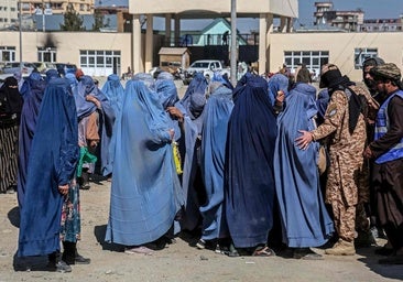 Los talibanes intensifican las detenciones de mujeres por incumplir el código de vestimenta