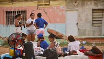 Sin casa o con miedo a las réplicas: los damnificados del terremoto pasan la segunda noche en la calle