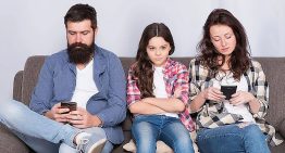 Si usas mucho el móvil corres el riesgo de que tus hijos sean inseguros