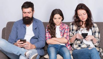 Si usas mucho el móvil corres el riesgo de que tus hijos sean inseguros