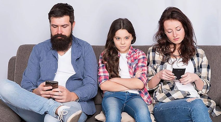Si usas mucho el móvil corres el riesgo de que tus hijos sean inseguros