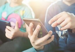 Francia aprueba la prohibición de las redes sociales para menores de 15 años