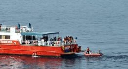 Al menos un muerto y 24 desaparecidos tras naufragar un barco en Indonesia