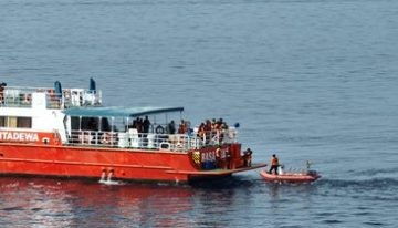 Al menos un muerto y 24 desaparecidos tras naufragar un barco en Indonesia