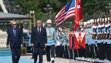 Turquía recibe a Pedro Sánchez con dos ramos de flores y sin Begoña Gómez en la OTAN