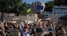 Protestas y crisis de Gobierno en Ucrania por la destitución del ministro de Defensa