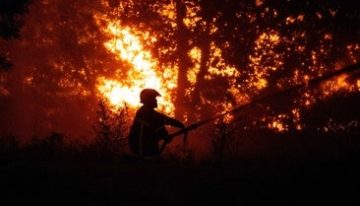 Casi 200.000 franceses desalojados por el fuego que ya ha arrasado 98.000 hectáreas este año