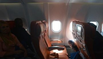 La mujer que salvó a su esposo succionado en el avión de Ryanair: «Si morimos, morimos juntos»