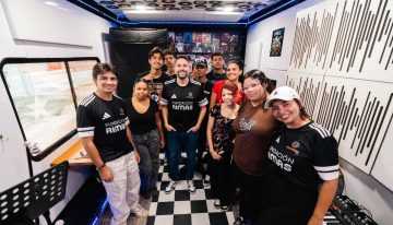 Un estudio de grabación móvil lleva la música hasta donde más se necesita: “Es un recordatorio de que estamos aquí”