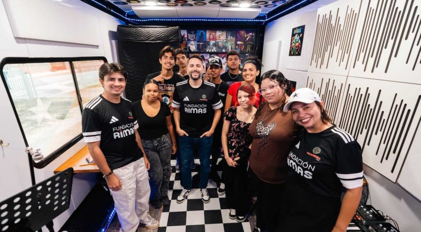 Un estudio de grabación móvil lleva la música hasta donde más se necesita: “Es un recordatorio de que estamos aquí”