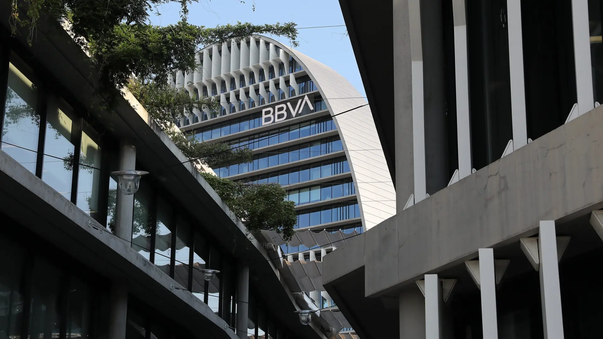 BBVA reduce al 1,96% su participación histórica en Telefónica tras la salida del consejo de administración
