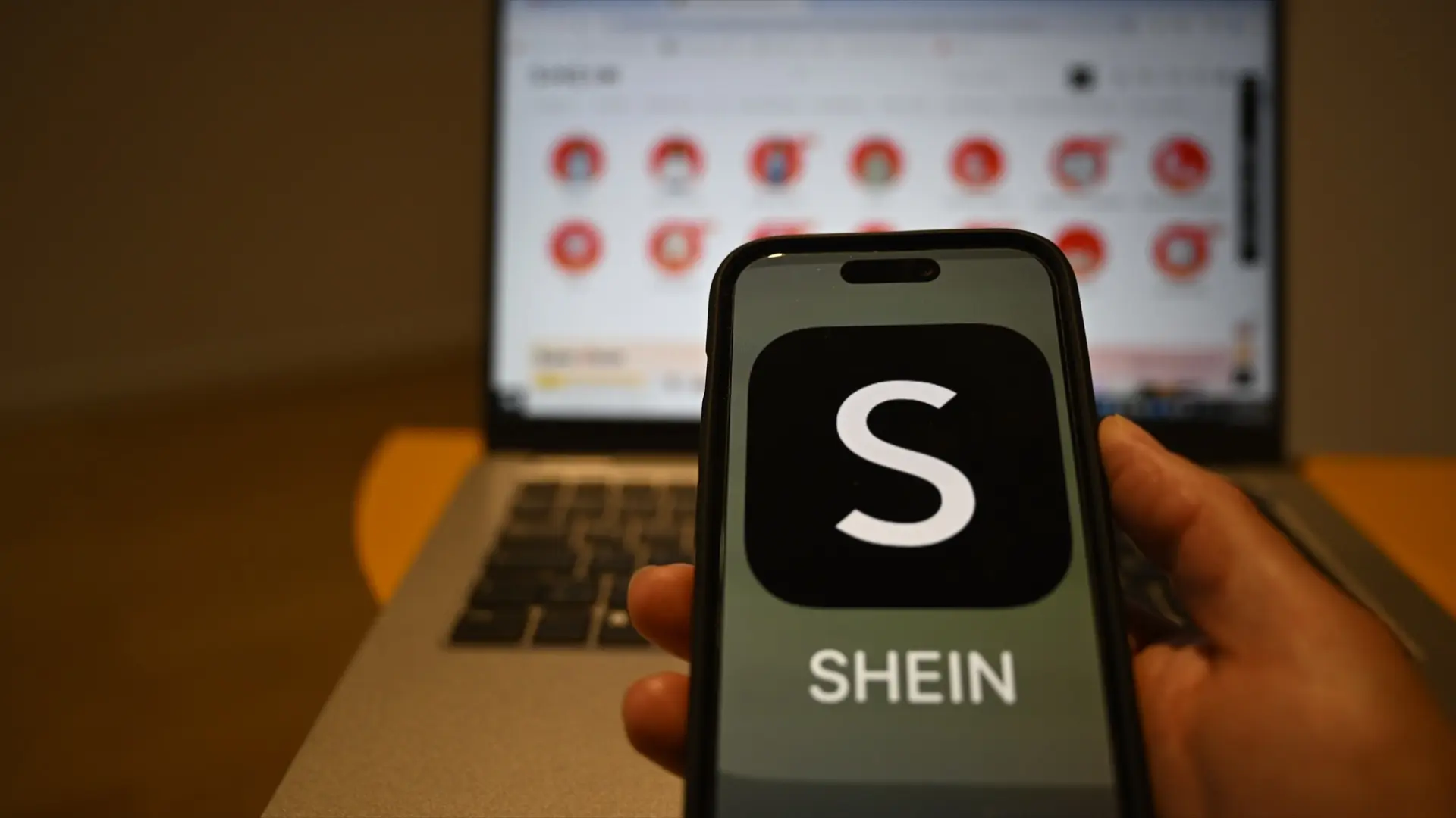 Entra en vigor la 'tasa Shein', el arancel de tres euros que impone la UE a los paquetes pequeños para frenar a China