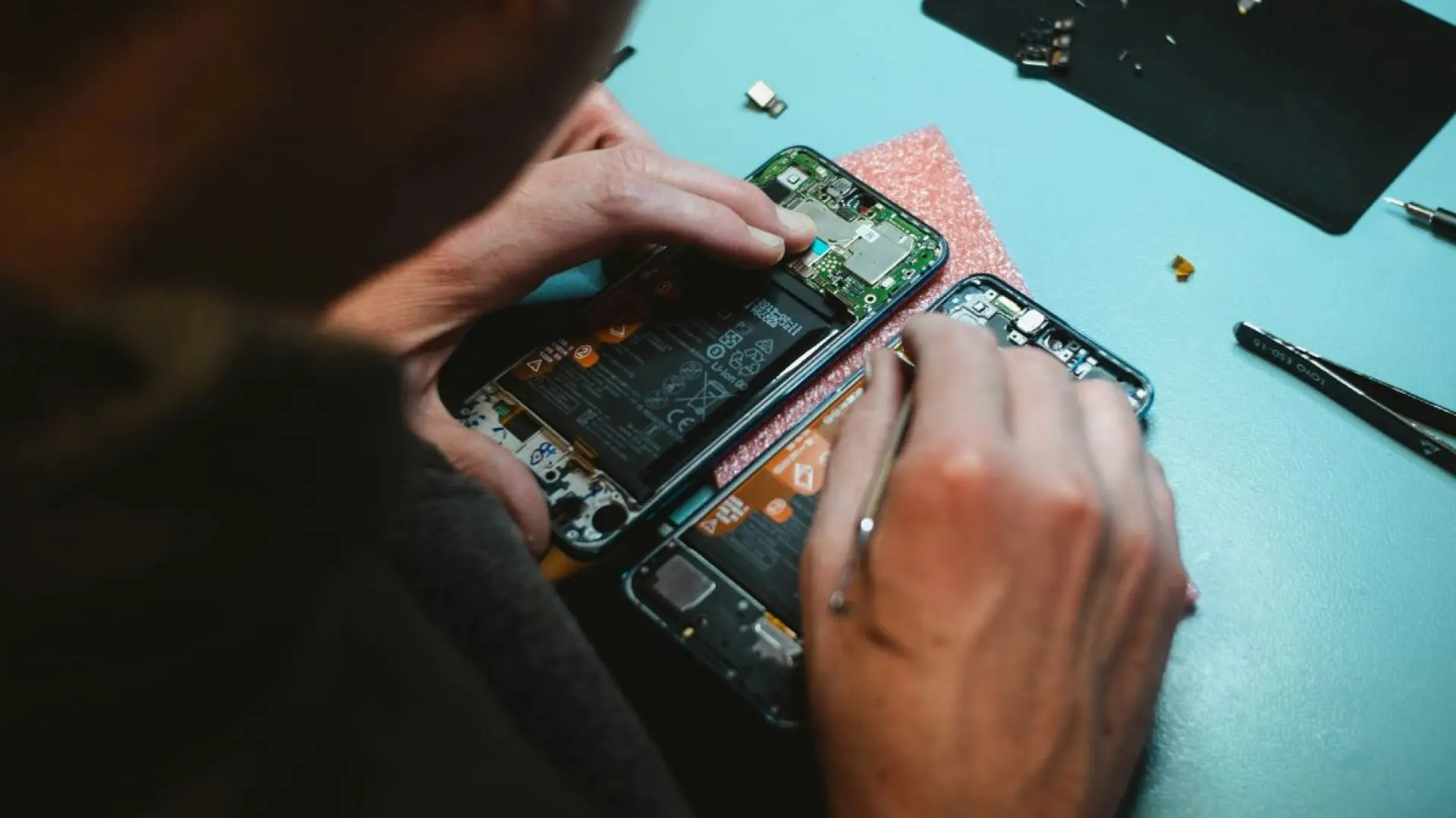Ya puedes reparar tu móvil aunque no tenga garantía: hoy entra en vigor una ley para reducir los residuos electrónicos