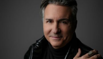 Alejandro Primero “revive” un clásico musical mientras celebra 50 años de carrera
