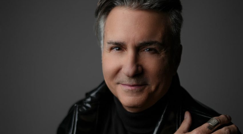Alejandro Primero “revive” un clásico musical mientras celebra 50 años de carrera
