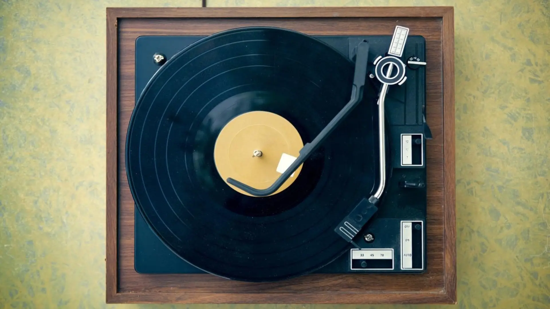 La rebelión contra el scroll infinito: las búsquedas de tocadiscos aumentan un 311% y las de discos de vinilo un 147%