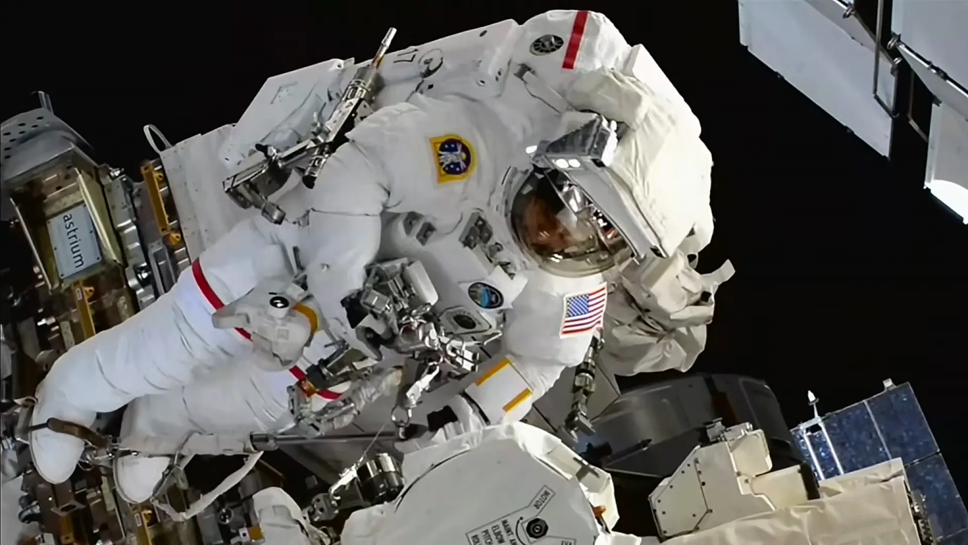 Dos astronautas reparan el brazo robótico de la Estación Espacial en una caminata de más de siete horas
