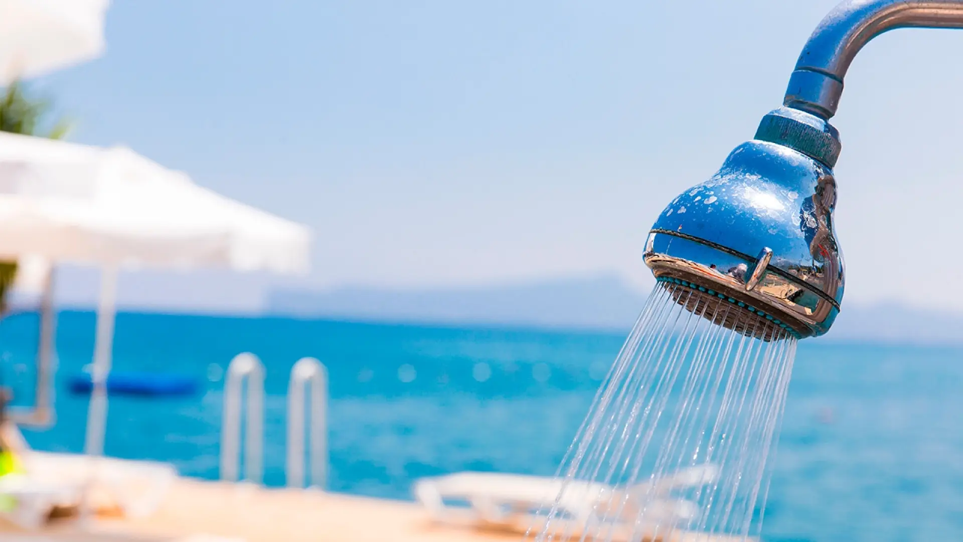Así funcionan las duchas inteligentes de la playa en España: tienes que pagar por gastar agua