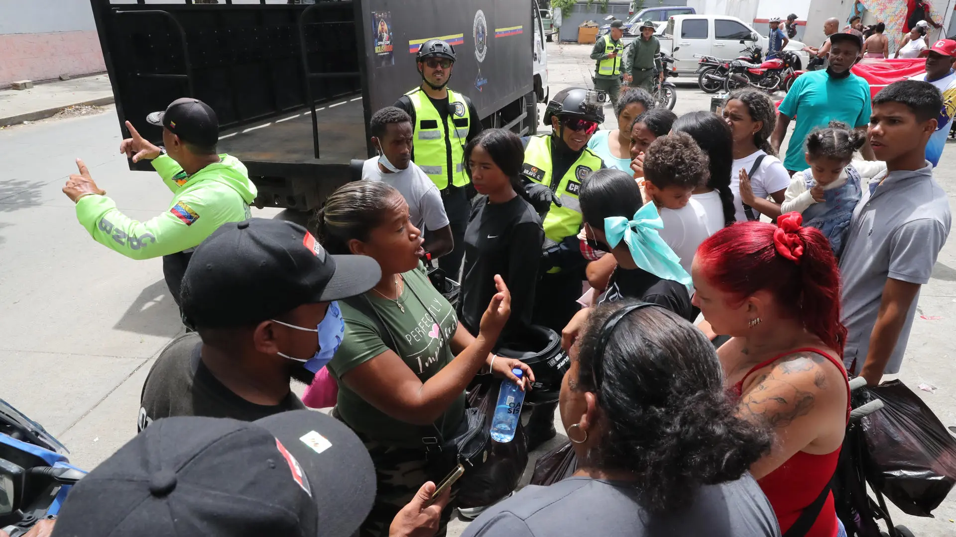 Tensión y protestas en La Guaira entre cientos de desalojados por los terremotos de Venezuela