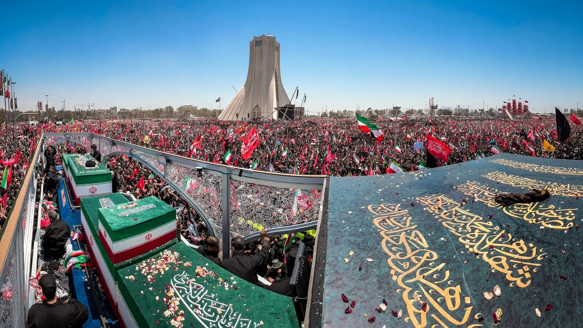 El cuerpo de Jamenei llega a Qom tras la multitudinaria despedida en Teherán